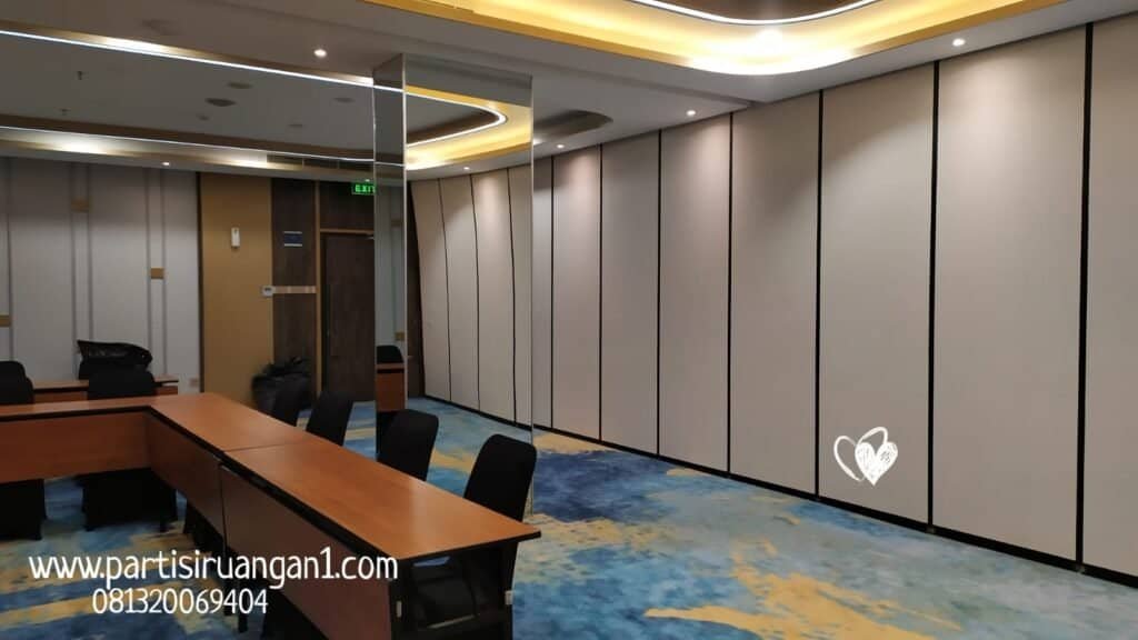pemasangan partisi geser sorepa peredam suara di ibis pasteur pireki bandung