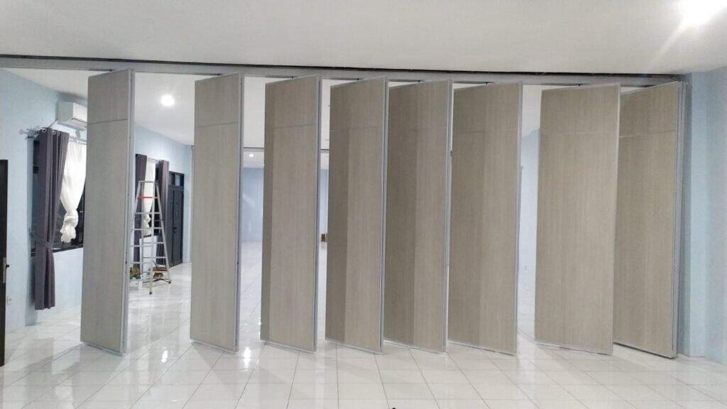 pemasanga partisi geser sorepa di unisba